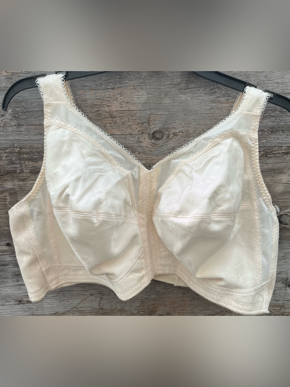 Playtex 18 Hour Bra Size 46DD Front Closure Wirefree Flex Back ligh Beige 4695